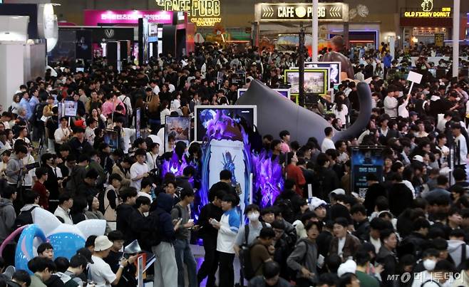 (부산=뉴스1) 윤일지 기자 = 13일 부산 해운대구 벡스코 제1전시장에서 열린 국내 최대 게임전시회 '지스타 2025'가 관람객들로 북적이고 있다.   16일까지 열리는 이번 지스타엔 총 3269개 부스, 44개국 1273개 국내외 게임사들이 참가했다. 게임 전시회를 비롯해 비즈니스 상담, 국제 게임 콘퍼런스(G-CON), 인디게임 쇼케이스, 지스타컵 2025, 지스타 게임 코스프레 어워즈 등 다양한 행사가 진행된다. 2025.11.13/뉴스1  Copyright (C) 뉴스1. All rights reserved. 무단 전재 및 재배포,  AI학습 이용 금지. /사진=(부산=뉴스1) 윤일지 기자