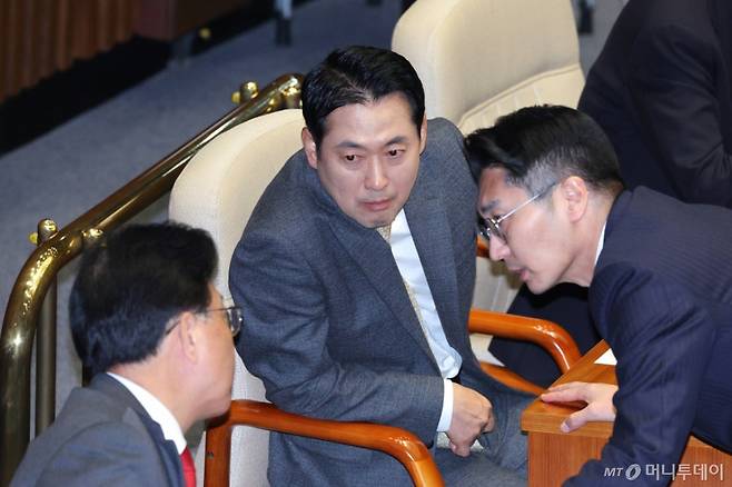 (서울=뉴스1) 신웅수 기자 = 장동혁 국민의힘 대표와 송언석 원내대표가 13일 서울 여의도 국회에서 열린 제429회국회(정기회) 제12차 본회의에서 대화하고 있다. 2025.11.13/뉴스1  Copyright (C) 뉴스1. All rights reserved. 무단 전재 및 재배포,  AI학습 이용 금지. /사진=(서울=뉴스1) 신웅수 기자