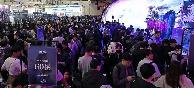 13일 부산 해운대구 벡스코 제1전시장에서 열린 국내 최대 게임전시회 '지스타 2025'가 관람객들로 북적이고 있다./사진=뉴스1