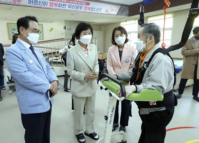 이스란 보건복지부 1차관이 14일 서울특별시립 남부노인전문요양원에서 스마트워킹을 사용하고 있는 노인과 대화하고 있다. /사진제공=보건복지부