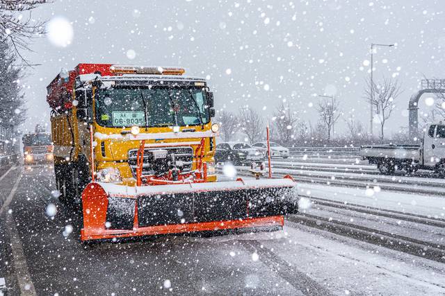 서울시설공단 관계자들이 서울시 내 도로에서 제설작업을 진행하고 있다. 서울시설공단 제공