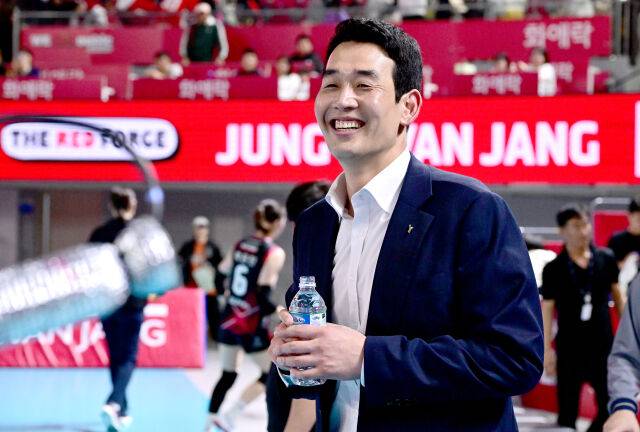 정관장 고희진 감독이 물병을 들고 세리머니를 준비하고 있다 / 한국배구연맹(KOVO)