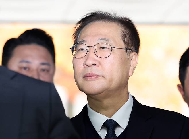 내란 중요임무 종사 및 직권남용 권리행사 방해 혐의로 구속영장이 청구된 박성재 전 법무부 장관이 13일 서울 서초구 서울중앙지법에서 열린 구속 전 피의자 심문(영장실질심사)에 출석하기 위해 법정으로 향하고 있다. [연합]