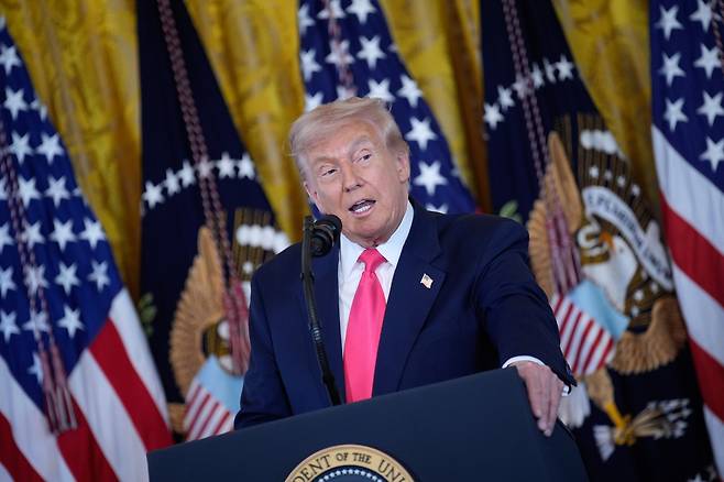 도널드 트럼프 미국 대통령이 13일(현지시간) 백악관 이스트룸에서 영부인인 멜라니아 트럼프 여사 주도의 ‘미래 육성(Fostering the Future) 프로젝트를 뒷받침하는 행정명령에 서명하며 발언하고 있다.[EPA]