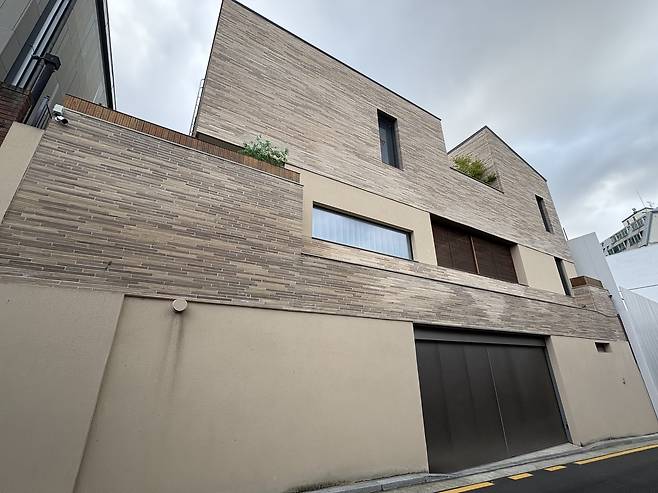 최근 시공돼 새 외관을 갖춘 현대주택단지 내 한 주택