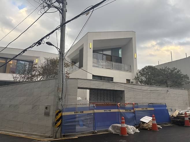 리모델링 공사가 진행 중인 한 주택의 모습