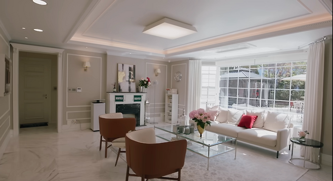 김남주씨의 현대주택단지 내 주택 거실. 집 구조는 준공 때 모습 그대로이고, 이국적으로 인테리어를 했다