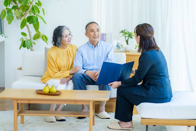 지난달 30일 출시된 사망보험금 유동화 제도로 종신보험을 생전 연금으로 전환할 수 있게 됐다. 만 55세 이상 약 76만명이 대상이며, 은퇴 후 국민연금 전까지 ‘소득 크레바스’를 메우는 데 활용 가능하다. [게티이미지뱅크]