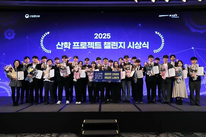 산업통상부와 한국산업기술진흥원(KIAT)은 11월 13일(목) 서울 JW메리어트 동대문 스퀘어 그랜드볼룸에서 ‘2025 산학 프로젝트 챌린지’ 시상식을 개최했다.