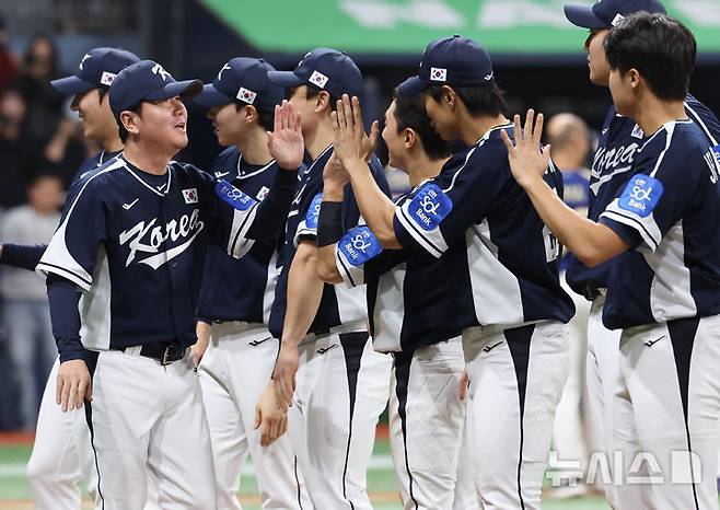 [서울=뉴시스] 조성우 기자 = 9일 오후 서울 구로구 고척스카이돔에서 열린 2025 K-베이스볼 시리즈 대한민국과 체코의 평가전 2차전 경기, 한국 류지현 감독이 체코에 11-1 승리를 거둔 뒤 선수단과 하이파이브하고 있다. 2025.11.09. xconfind@newsis.com
