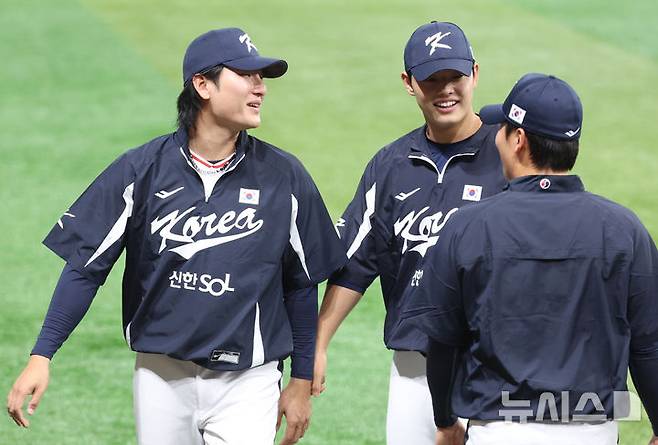 [서울=뉴시스] 이영환 기자 = 야구 국가대표팀 곽빈, 문동주가 7일 오후 서울 구로구 고척스카이돔에서 열린 훈련에서 대화를 하고 있다.내년 3월에 열리는 월드베이스볼클래식(WBC)을 대비하기 위해 대표팀은 오는 15일~16일 일본과 평가전을 치른다. 2025.11.07. 20hwan@newsis.com