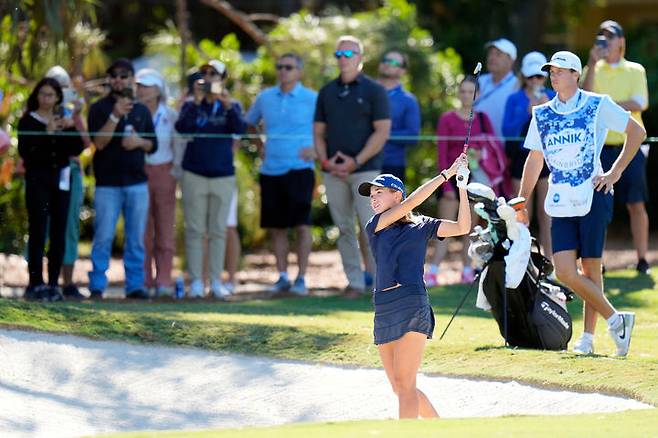 [벨에어=AP/뉴시스] 도널드 트럼프 미국 대통령의 손녀 카이 트럼프가 13일(현지 시간) 미 플로리다주 벨에어의 펠리컨 골프클럽에서 열린 2025 미국여자프로골프(LPGA) 투어 더 안니카 드리븐 바이 게인브리지 앳 펠리컨 첫날 16번 홀 벙커에서 샷하고 있다. 아마추어 초청 자격으로 출전한 카이는 13오버파 83타로 최하위인 108위를 기록했다. 2025.11.14.