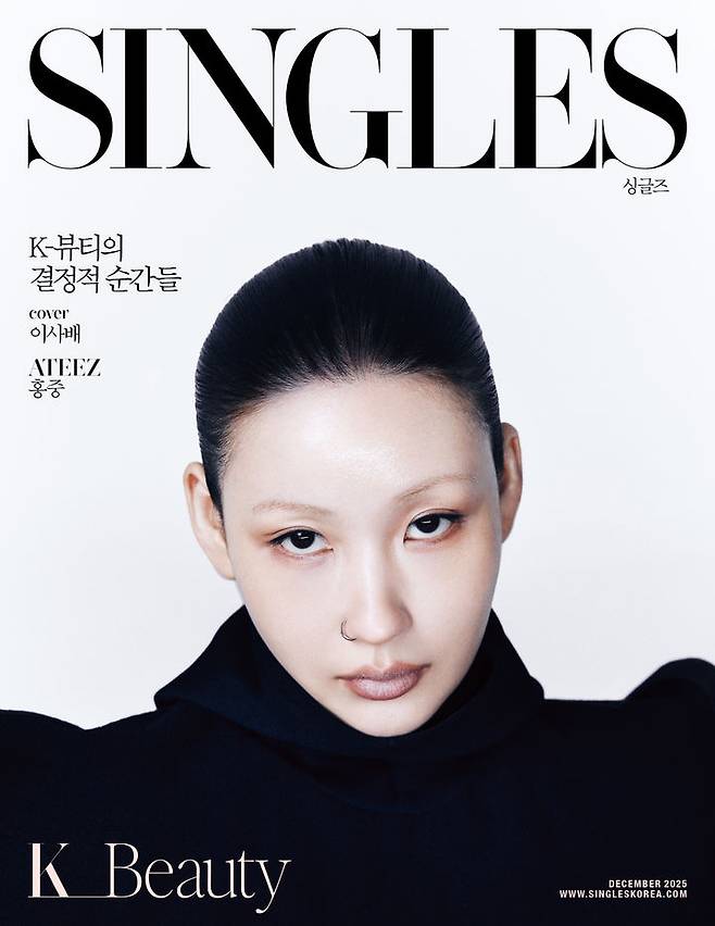 [서울=뉴시스] 패션지 '싱글즈'가 이사배와 함께한 화보를 공개했다. (사진=싱글즈 제공) 2025.11.14. photo@newsis.com *재판매 및 DB 금지