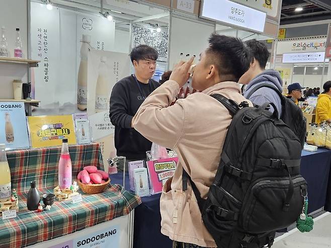 [서울=뉴시스] 박광온 기자 = 14일 오후 서울 서초구 aT센터에서 열린 15회 우리술 대축제 행사장에서 관람객들이 부스에서 시음을 하고 있는 모습. 2025.11.14. lighton@newsis.com *재판매 및 DB 금지