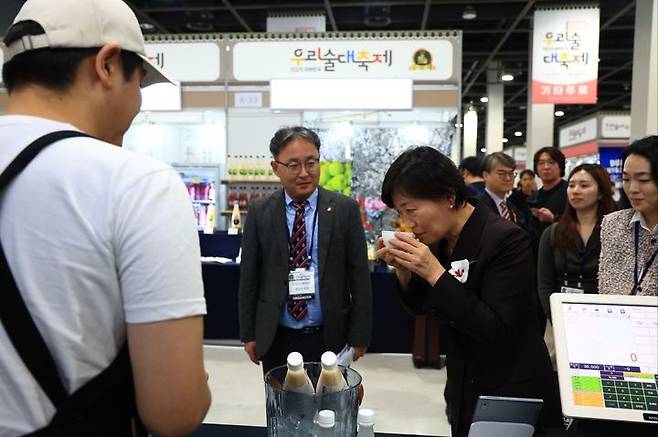 [서울=뉴시스] 송미령 농림축산식픔부 장관이 14일 서울 서초구 aT센터에서 열린 제15회 우리술 대축제에서 시음을 하고 있는 모습. (사진=농식품부 제공) 2025.11.14. photo@newsis.com *재판매 및 DB 금지