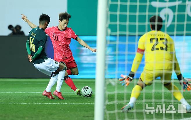 [대전=뉴시스] 조성우 기자 = 14일 오후 대전 유성구 대전월드컵경기장에서 열린 축구 국가대표팀 평가전 대한민국과 볼리비아의 경기, 전반전 한국 이재성이 패스하고 있다. 2025.11.14. xconfind@newsis.com