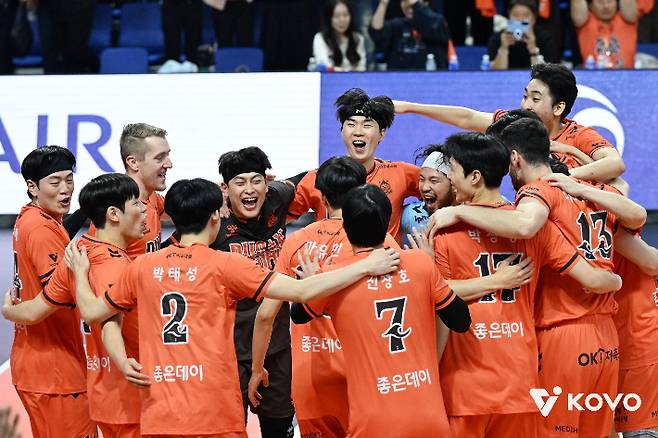 13일 현대캐피탈을 상대로 첫 홈 경기 승리를 거둔 OK저축은행 선수들이 기뻐하는 모습. KOVO