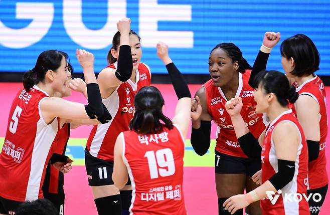 광주 홈 4연승을 거두고 기뻐하는 페퍼저축은행 선수들. 한국배구연맹