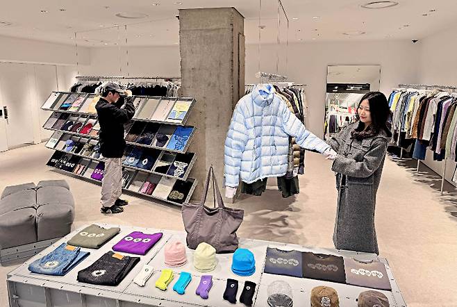 롯데백화점 본점 9층 K-패션 전문관 키네틱 그라운드 내 매장에서 상품을 구경하는 고객들. 롯데백화점 제공