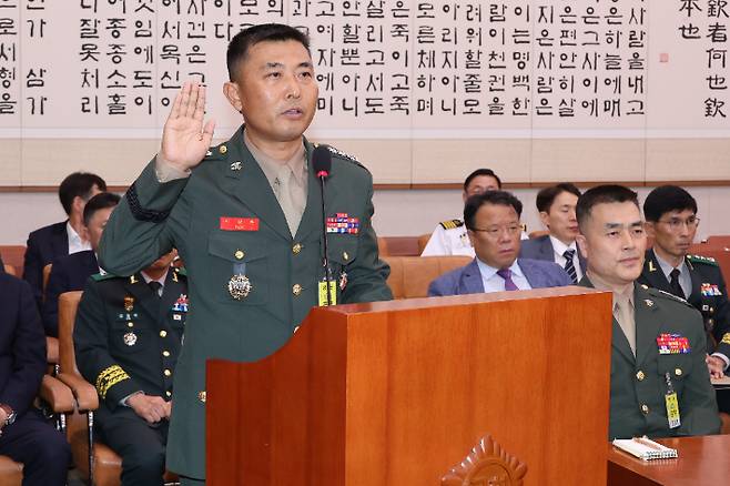 박상현 해병대 1사단 7여단장이 증인선서를 하고 있다. 연합뉴스