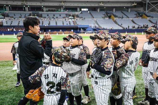 키움 히어로즈 투수 김연주가 유소년 선수들을 지도하고 있다. 키움 제공