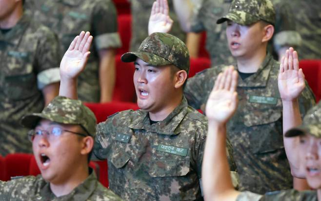 이재용 삼성전자 회장의 장남 이지호 씨가 선서를 하는 모습. 연합뉴스