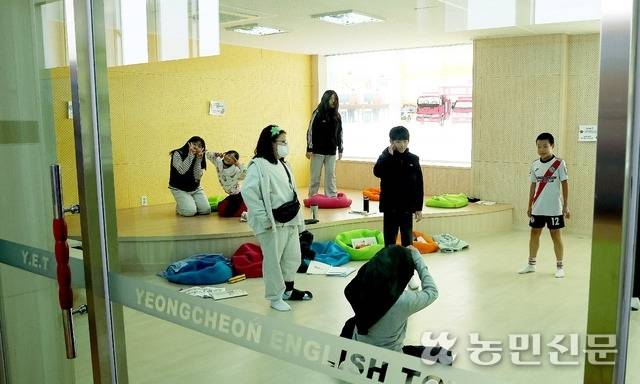 영어타운은 학기중에도 방학 때도 학생들로 북적인다.