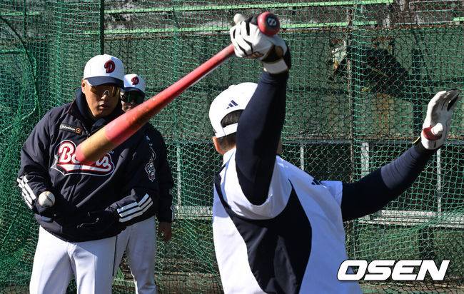 [OSEN=미야자키(일본), 지형준 기자] 두산 이승엽 감독이 추재현의 타격을 지도하고 있다. 2025.02.25 /jpnews@osen.co.kr