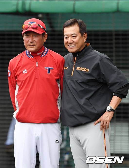 [OSEN=오키나와(일본), 민경훈 기자] KIA 사령탑 시절 김기태 감독이 요미우리 하라 감독과 대화하고 있다. 2019.02.20 /rumi@osen.co.kr