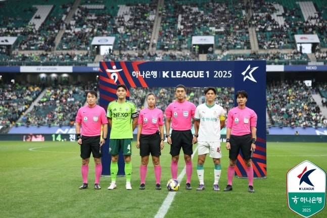 [사진] 전북-대전 경기를 맡은 김우성 주심(오른쪽에서 두번째) / 한국프로축구연맹 제공
