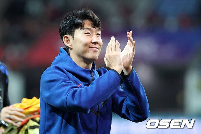 SEOUL, SOUTH KOREA - OCTOBER 14: Son Heung Min of South Korea applauds fans after the team's 2-0 victory in the international friendly between South Korea and Paraguay at Seoul World Cup Stadium on October 14, 2025 in Seoul, South Korea. (Photo by Chung Sung-Jun/Getty Images)