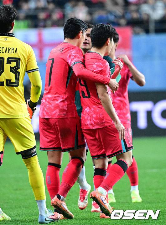 [OSEN=대전, 최규한 기자] 14일 오후 대전월드컵경기장에서 대한민국과 볼리비아의 축구 국가대표팀 평가전이 열렸다.홍명보호는 내년 6월 열리는 2026 국제축구협회(FIFA) 북중미월드컵을 앞두고 월드컵 남미 예선에서 7위를 거두며 플레이오프에 진출한&nbsp;볼리비아를 상대로 본선에서의 경쟁력을 시험할 기회를 갖는다.전반 한국 이강인이 상대에게 파울을 범해 옐로우카드를 받았다. 이강인을 진정시키는 손흥민. 2025.11.14 / dreamer@osen.co.kr