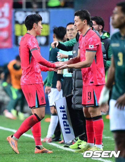 [OSEN=대전, 최규한 기자] 14일 오후 대전월드컵경기장에서 대한민국과 볼리비아의 축구 국가대표팀 평가전이 열렸다.홍명보호는 내년 6월 열리는 2026 국제축구협회(FIFA) 북중미월드컵을 앞두고 월드컵 남미 예선에서 7위를 거두며 플레이오프에 진출한&nbsp;볼리비아를 상대로 본선에서의 경쟁력을 시험할 기회를 갖는다.후반 한국 조규성이 교체 투입 되며 손흥민과 인사를 나누고 있다. 2025.11.14 / dreamer@osen.co.kr