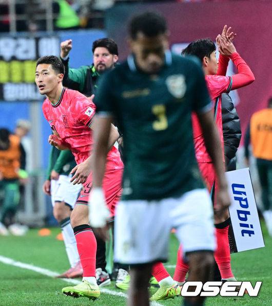 [OSEN=대전, 최규한 기자] 14일 오후 대전월드컵경기장에서 대한민국과 볼리비아의 축구 국가대표팀 평가전이 열렸다.홍명보호는 내년 6월 열리는 2026 국제축구협회(FIFA) 북중미월드컵을 앞두고 월드컵 남미 예선에서 7위를 거두며 플레이오프에 진출한 볼리비아를 상대로 본선에서의 경쟁력을 시험할 기회를 갖는다.후반 한국 조규성이 교체 투입 되고 있다. 2025.11.14 / dreamer@osen.co.kr