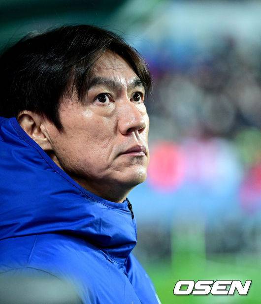 [OSEN=대전, 최규한 기자] 14일 오후 대전월드컵경기장에서 대한민국과 볼리비아의 축구 국가대표팀 평가전이 열렸다.홍명보호는 내년 6월 열리는 2026 국제축구협회(FIFA) 북중미월드컵을 앞두고 월드컵 남미 예선에서 7위를 거두며 플레이오프에 진출한&nbsp;볼리비아를 상대로 본선에서의 경쟁력을 시험할 기회를 갖는다.경기를 앞두고 한국 홍명보 감독이 피치를 주시하고 있다. 2025.11.14 / dreamer@osen.co.kr