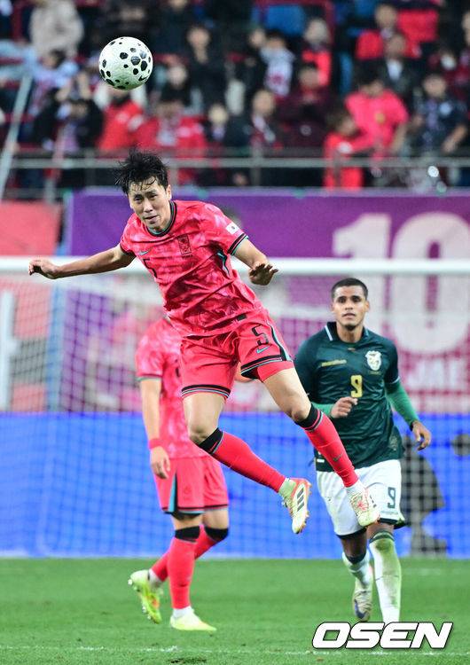 [OSEN=대전, 최규한 기자] 1년 8개월 만에 대표팀으로 돌아온 조규성이 골맛을 봤다. 손흥민도 프리킥 득점으로 한국을 승리로 이끌었다.홍명보 감독이 이끄는 한국축구대표팀(FIFA 랭킹 22위)은 14일&nbsp;대전월드컵경기장에서 볼리비아(76위)와 11월 A매치 1차전을 치러 2-0으로 승리했다.&nbsp;후반 한국 원두재가 헤더로 공을 걷어내고 있다. 2025.11.14 / dreamer@osen.co.kr