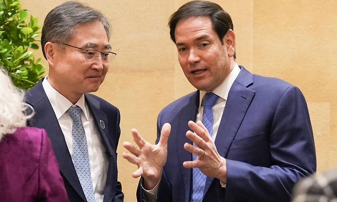 조현 외교부 장관이 12일(현지시간) 캐나다 나이아가라에서 열린 G7 외교장관회의 확대회의의 해양안보 및 에너지안보 관련 세션에 참석을 계기로 마코 루비오 미국 국무부 장관과 만나 대화하고 있다. 외교부 제공