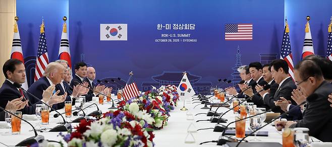 이재명 대통령과 도널드 트럼프 미국 대통령이 10월 29일 경북 경주박물관에서 한미 정상회담을 하며 박수치고 있다. 뉴시스