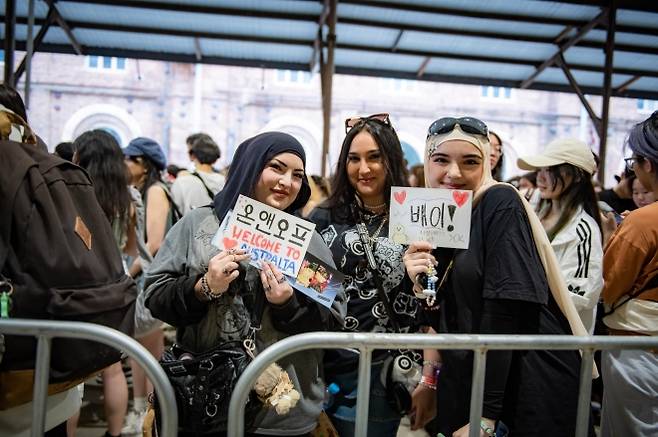 지난 8일 호주 시드니 캐리지웍스에서 열린 ‘K콘텐츠 플래닛 인 호주’ 공연장을 찾은 ﻿K팝 팬들이 각자 응원하는 가수들의 이름이 적힌 팻말을 들고 있다. 한국콘텐츠진흥원 제공