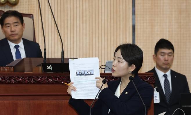 더불어민주당 소속 정민경 고양시의원이  13일 열린 고양시의회 정례회 본회의 시정질문에서 이동환 시장을 상대로 취임후 체결된 206건의 투자유치 협약에 대해 질의하고 있다. [고양시의회 더불어민주당 측 제공]