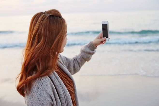 경제적으로 더 열악한 환경에 놓일 수록 사진 보정을 더 과도하게 하는 경향이 있다는 연구 결과가 나왔다. 아이클릭아트