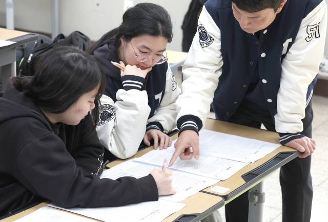 2026학년도 대학수학능력시험(수능) 다음날인 14일 대구 수성구 정화여자고등학교 3학년 교실에서 수험생들이 가채점하고 있다. 연합뉴스