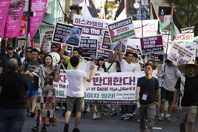 8월30일 팔레스타인들과 연대하는 사람들이 서울 종로 일대에서 ‘가자를 굶겨 죽이지 말라’ 등 구호를 외치며 행진하고 있다. ⓒ시사IN 이명익