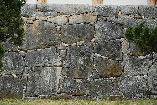 부석사 석축은 자연석의 형태를 그대로 사용해 만들었다. ⓒ신지선 제공
