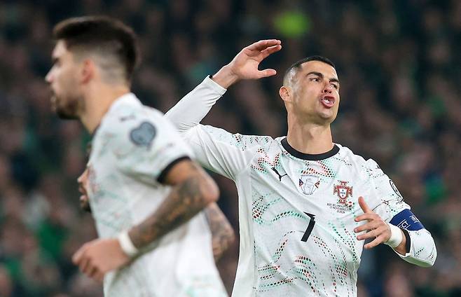 포르투갈 호날두가 14일 아일랜드전에서 프리킥 기회를 놓친 뒤 아쉬워하고 있다. AFP연합뉴스