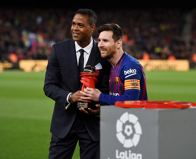 패트릭 클루이베르트가 2019년 4월 바르셀로나 소속 리오넬 메시에게 스페인리그 이달의 선수상을 수여하고 있다. 게티이미지