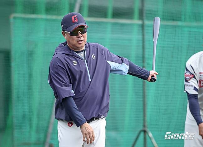 롯데 김태형 감독이 마무리훈련에서 펑고를 치고 있다. /사진=롯데 자이언츠 제공