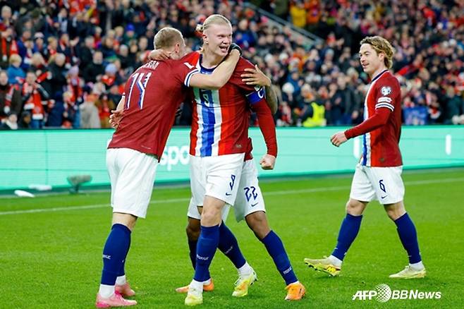 엘링 홀란(가운데)이 동료들과 함께 기뻐하고 있다. /AFPBBNews=뉴스1