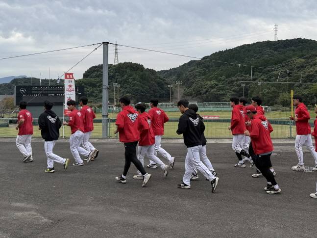 SSG 선수단이 러닝 훈련을 하고 있다. /사진=SSG 랜더스 제공