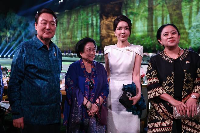 김건희 여사가 2022년 11월 G20 환영 만찬에서 로저비비에 클러치백을 들고 있다. 뉴시스